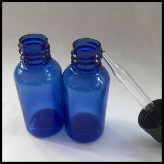 小さい目薬の容器は青い、精油の空のプラスチック点滴器のびんをびん詰めにします