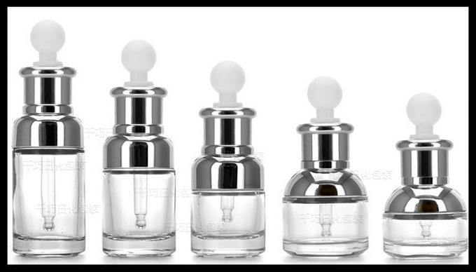 透明なガラス化粧品は銀製の肩つばの白いBulpの点滴器の精油のガラスびんをびん詰めにします